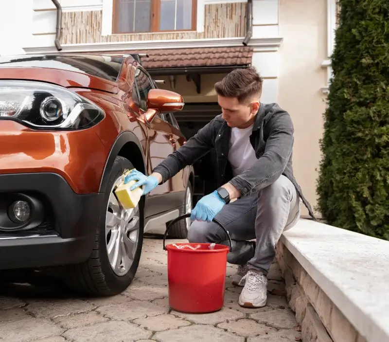 Lavage auto à domicile Bouilly : professionnel intervenant sur un véhicule